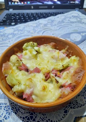 Una foto de Cazuela de coliflor gratinado con jamón y mozzarella