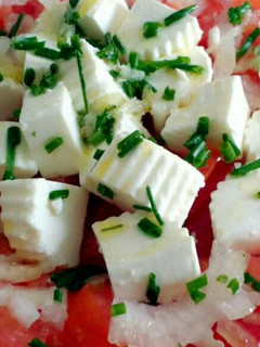 Una foto de Ensalada de tomate y queso fresco