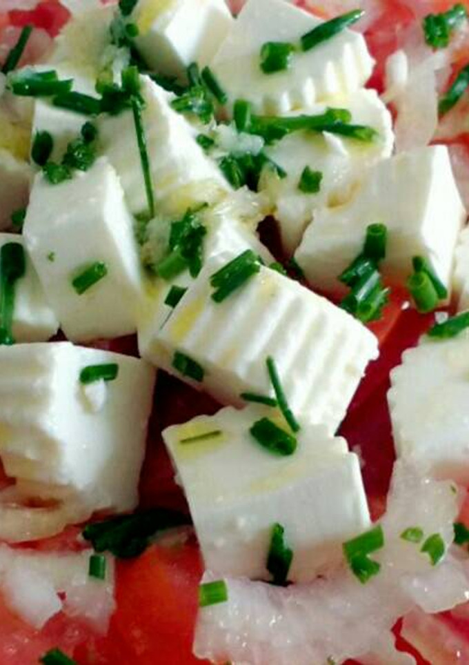 Una foto de Ensalada de tomate y queso fresco