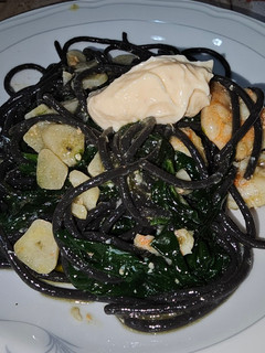 Una foto de Spaghetti negro con langostinos y espinacas