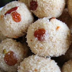 A picture of Rava Ladoo.