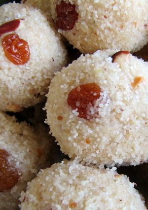 A picture of Rava Ladoo.