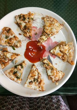 A picture of Healthy pizza (jwari base).
