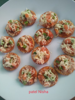 બિસ્કીટ પીઝા (Biscuit Pizza Recipe In Gujarati) રેસીપી મુખ્ય ફોટો