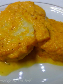 Una foto de Medallones de merluza en salsa de zanahoria