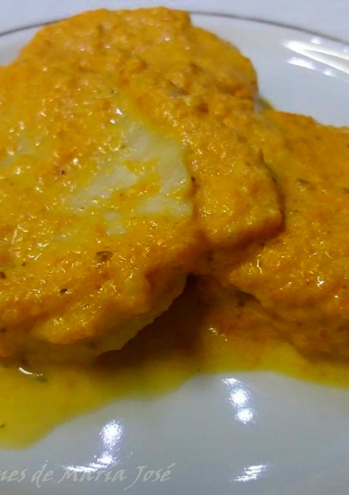 Una foto de Medallones de merluza en salsa de zanahoria