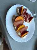Tartines de Ricotta, Pêches Rôties et Jambon Cru