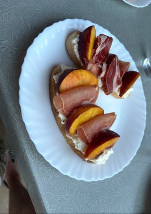 Une photo de Tartines de Ricotta, Pêches Rôties et Jambon Cru
