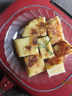 A picture of Casava Cakes from Aceh (ADEE MEUREUDU).