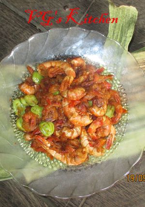 A picture of Fried Sambal with Shrimp and Stink Bean (SAMBAL GORENG UDANG PETE).