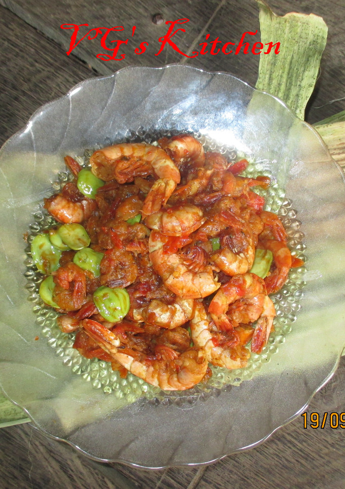 A picture of Fried Sambal with Shrimp and Stink Bean (SAMBAL GORENG UDANG PETE).