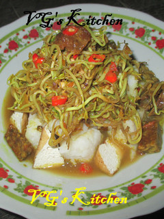 A picture of RACING RICE CAKE PASURUAN (Lontong Balap Pasuruan).