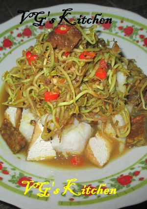 A picture of RACING RICE CAKE PASURUAN (Lontong Balap Pasuruan).