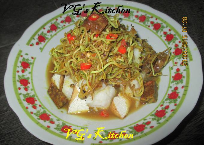 Simple Way to Prepare Speedy RACING RICE CAKE PASURUAN (Lontong Balap Pasuruan)