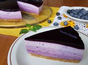 Una foto di cheesecake ai mirtilli
