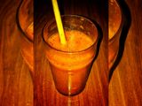 Smoothie de piña, zanahoria, pepino, melocotón y limón