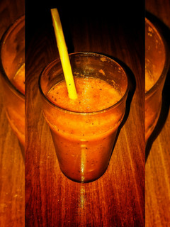Una foto de Smoothie de piña, zanahoria, pepino, melocotón y limón