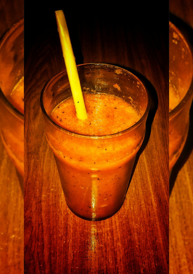 Una foto de Smoothie de piña, zanahoria, pepino, melocotón y limón