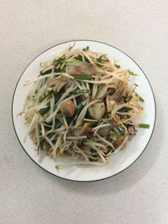 Hình của món Giá xào nấm với lá hẹ.