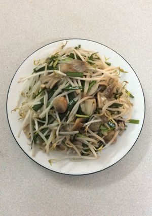 Hình của món Giá xào nấm với lá hẹ.