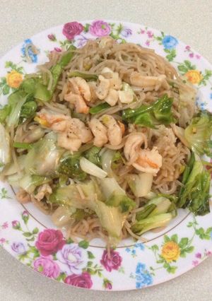 Hình của món Mì gạo lứt xào tôm mực.