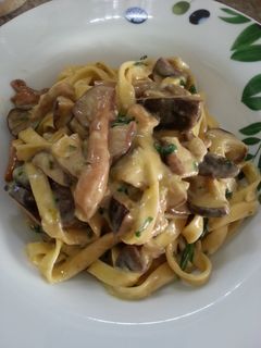 Una foto de Pasta con setas / hongos