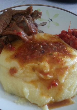 A picture of Stewed chicken Creole (organic) with polenta.
