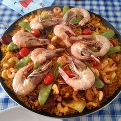 A picture of Paella Valenciana.