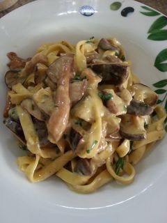 A picture of Pasta with mushrooms.