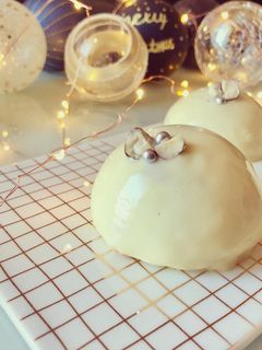 Une photo de Boules de Noël Chocolat blanc noisettes