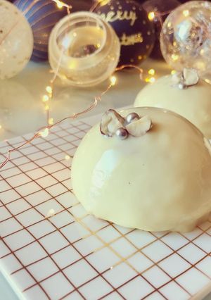 Une photo de Boules de Noël Chocolat blanc noisettes
