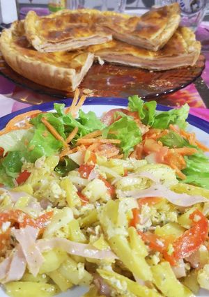 Una foto de Revuelto gramajo con ensalada