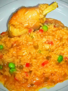 Una foto de Guiso de pollo con arroz al disco de arado