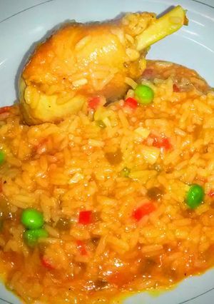 Una foto de Guiso de pollo con arroz al disco de arado