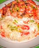 Parrillada de mariscos con wok de fideos chinos de arroz con ver
