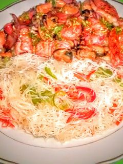 Una foto de Parrillada de mariscos con wok de fideos chinos de arroz con ver