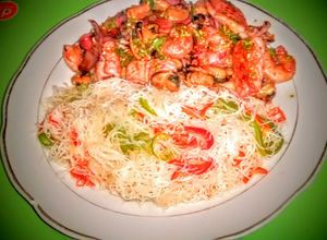 Una foto de Parrillada de mariscos con wok de fideos chinos de arroz con ver