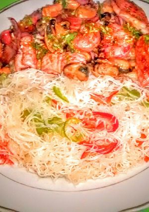 Una foto de Parrillada de mariscos con wok de fideos chinos de arroz con ver