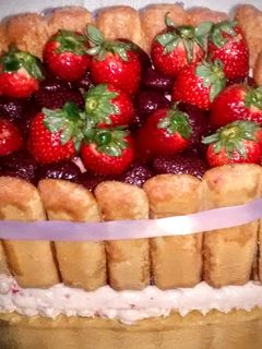 Una foto de Torta crema, de frutillas