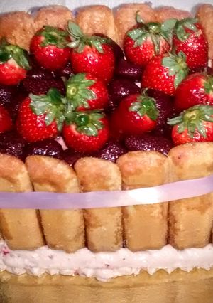 Una foto de Torta crema, de frutillas