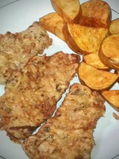 Una foto de Milanesas marineras con papas fritas