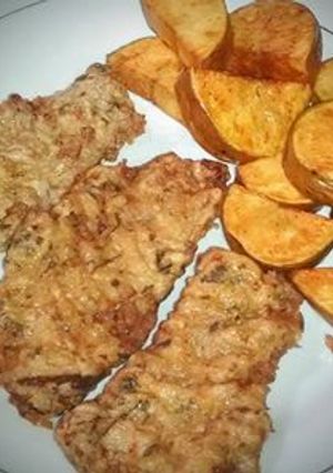 Una foto de Milanesas marineras con papas fritas