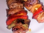 Una foto de brochette de carne de res