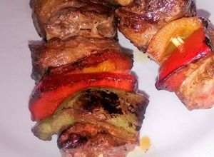 Una foto de Brochette de carne marinado