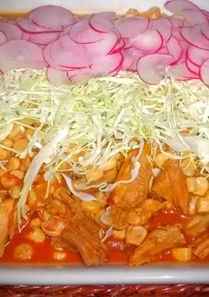 Una foto de Pozole rojo al estilo guerrero