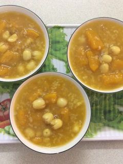 Hình của món Chè hạt sen tươi với bí đỏ.