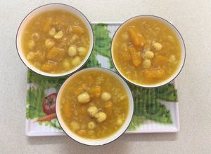Hình của món Chè hạt sen tươi với bí đỏ.