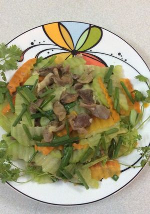 Hình của món Su su xào lòng gà.