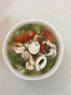 Hình của món Canh hải sản với rau cần.