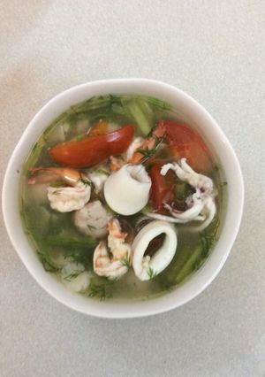 Hình của món Canh hải sản với rau cần.